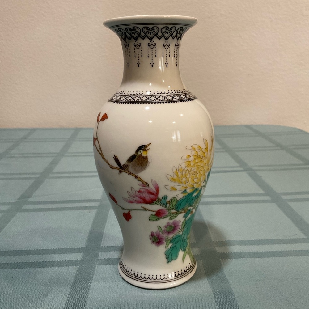 Chinese Famille Rose Bird Floral 7" porcelain vase Zhongguo Jingdezhen Zhi China